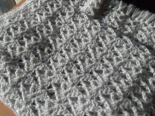 Bufanda crochet gris perla - Imagen 4